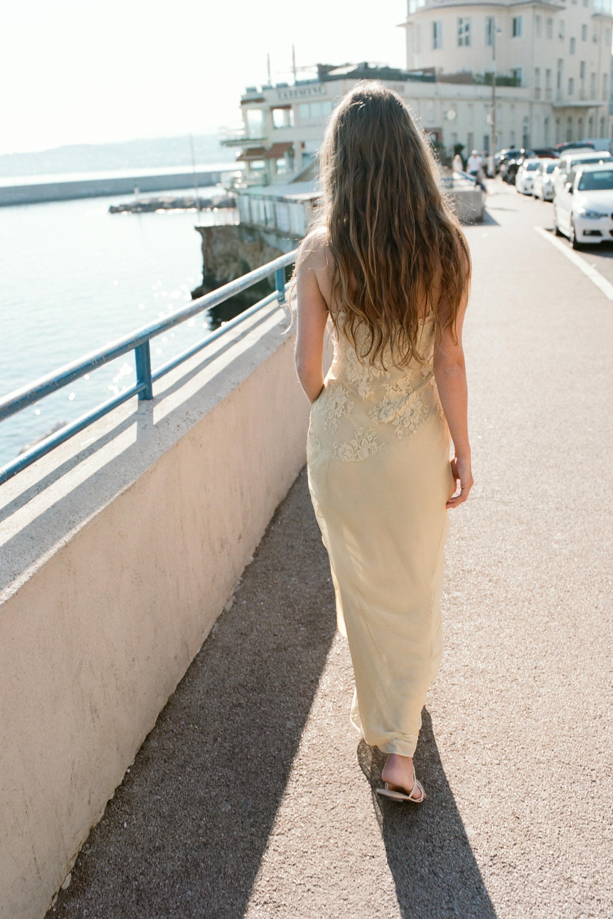 ROBE EN GEORGETTE AVEC DENTELLE RELIEF